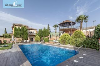 Casa adossada  Calle de ramón josé sender. Pareado en esquina en la zubia con piscina comunitaria!!!