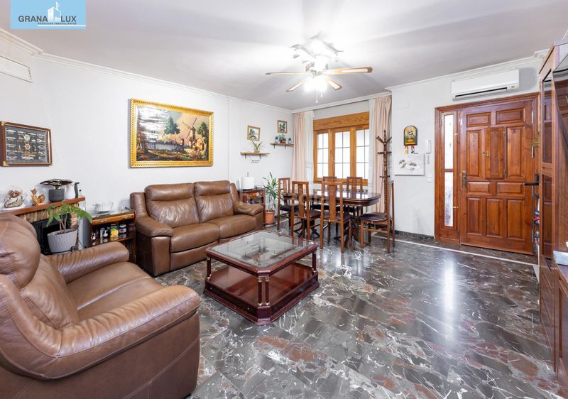 Foto b43ad168-a804-4333-9a07-357d5b30d8e5. Casa adossada amb piscina a Cájar