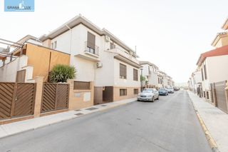 Casa adossada  Calle espinela 18. Pareada en urbanización la joya