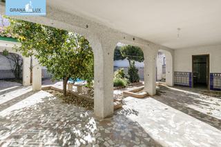 Mas à Residencial Triana - Barrio Alto. Chalet con piscina y terreno en el centro de las gabias