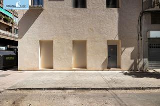 Local commercial à Calle de azhuma 38. Local de dos plantas junto alhamar