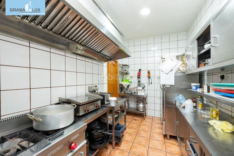 Foto 586c2f2a-edfd-460a-8c4f-04fc7bb3801c. Local comercial local con restaurante instalado y licencia. en Granada