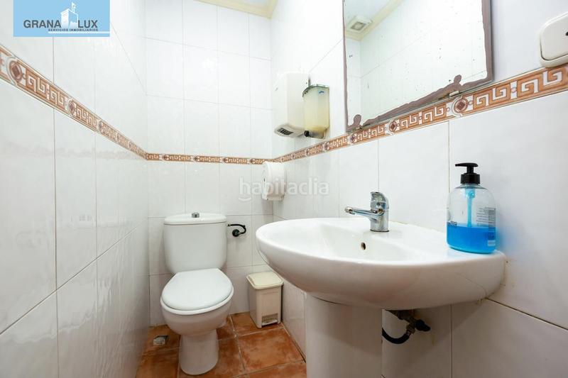 Foto f8d62490-25f6-4af4-b5d5-aa462a980e88. Local comercial local con restaurante instalado y licencia. en Granada