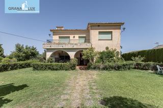 Casa a Dílar. Casa señorial con terreno en dílar