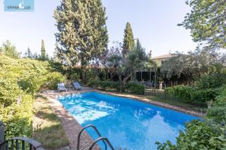 Chalet en Albolote. Magnifico chalet con amplio jardines y piscina en cortijo del ai