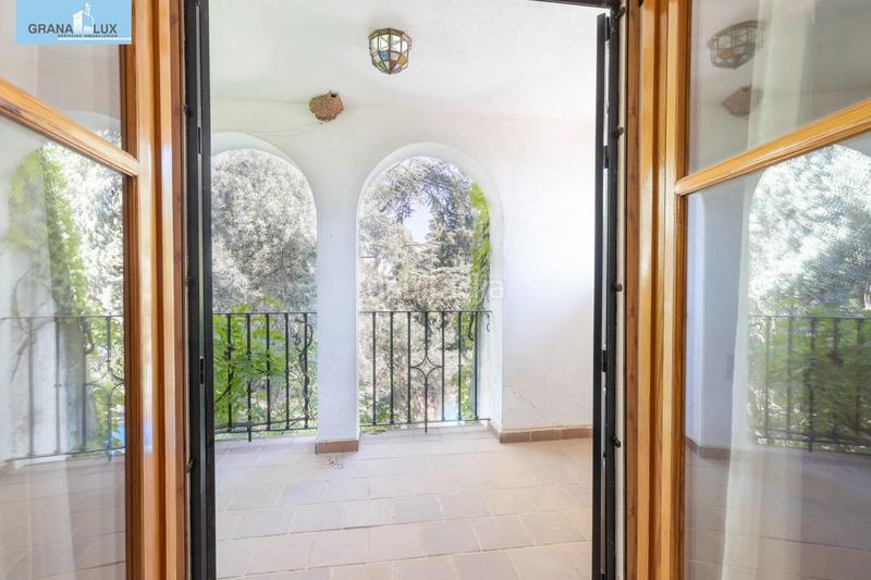 Foto 0aa92881-9d86-4e53-a9bf-0694923b5e98. Chalet magnifico chalet con amplio jardines y piscina en cortijo del aire! en Albolote