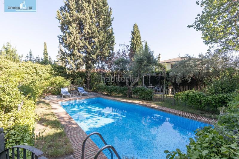 Foto 9a8f7a6a-5987-4b04-944a-ee8df1b0357d. Chalet magnifico chalet con amplio jardines y piscina en cortijo del aire! en Albolote