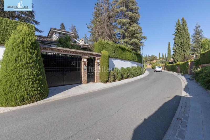 Foto 9df64c40-fd48-4d04-b0e7-b7885617ba1b. Chalet magnifico chalet con amplio jardines y piscina en cortijo del aire! en Albolote