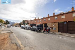 Casa adossada  Calle de francia. Tu hogar ideal en huétor vega luz, espacio y tranquilidad
