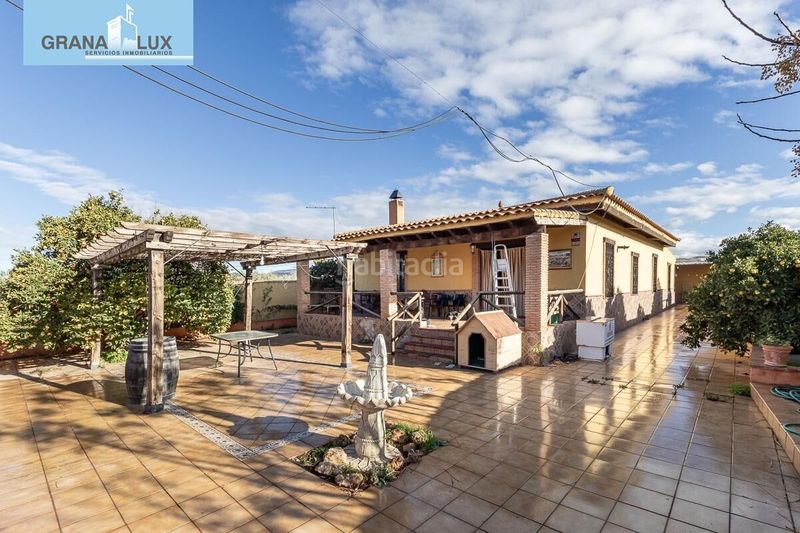 Foto 0634c8fb-c9ff-44f8-81b5-bb8a2560f2d7. Chalet fantástica villa con infinidad de posibilidades en Zubia (La)