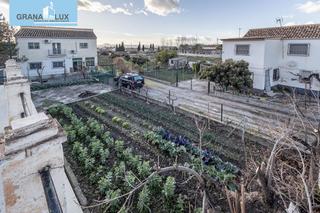 Casa en Barrio de la Vega. Chalet en una sola planta con parcela en el barrio de monachil