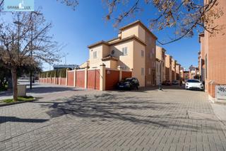 Maison jumelée à Av. F. Garcia Lorca - Nueva Estación Autobuses. Espectacular casa ubicada en el exclusivo barrio de albayda, dis