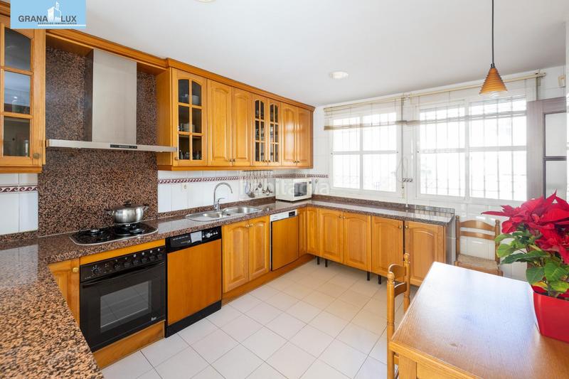 Foto 09cb8179-e4e4-457c-8d0a-b5e17ad1276f. Casa adosada espectacular casa ubicada en el exclusivo barrio de albayda, diseñada con una distribución funcional en Granada