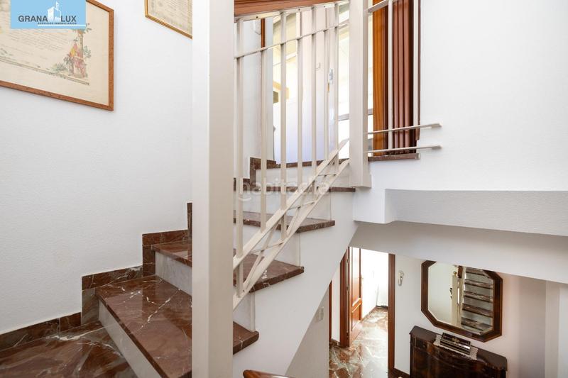 Foto 1eb7c469-a833-4cfe-a698-f085483acf3f. Casa adosada espectacular casa ubicada en el exclusivo barrio de albayda, diseñada con una distribución funcional en Granada