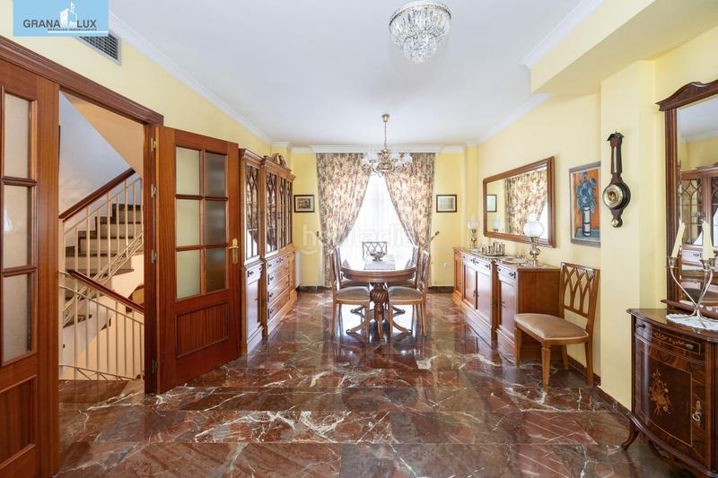 Foto 33a7c3e1-4839-4e29-b6a9-9309a63ec3b7. Casa adosada espectacular casa ubicada en el exclusivo barrio de albayda, diseñada con una distribución funcional en Granada
