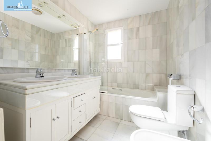 Foto a9781e5b-a990-458e-913e-6e569a291a04. Casa adosada espectacular casa ubicada en el exclusivo barrio de albayda, diseñada con una distribución funcional en Granada