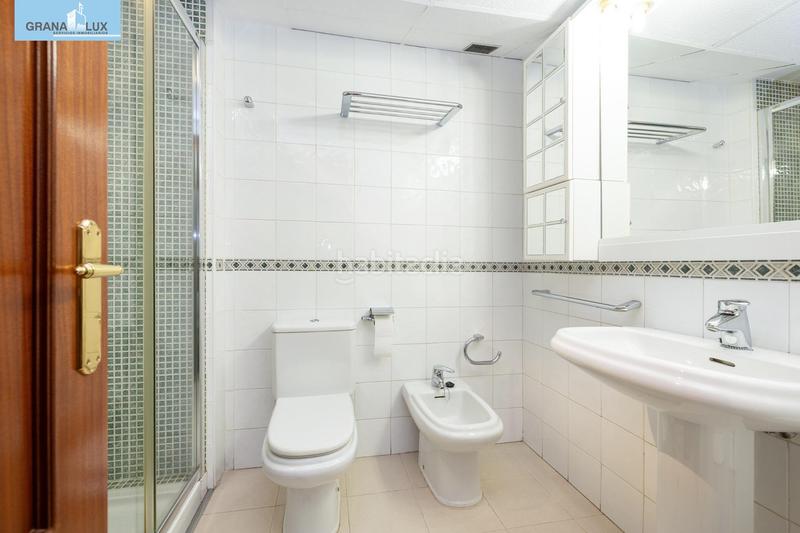 Foto ab5d3c90-28c1-4ea4-abc7-26e5ea869a73. Casa adosada espectacular casa ubicada en el exclusivo barrio de albayda, diseñada con una distribución funcional en Granada