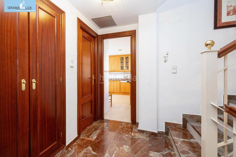 Foto adb6e898-f0cd-45a0-98f5-42ffecbb9039. Casa adosada espectacular casa ubicada en el exclusivo barrio de albayda, diseñada con una distribución funcional en Granada