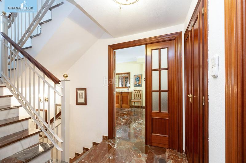 Foto d1a25d74-1075-493a-b428-49867d524cd0. Casa adosada espectacular casa ubicada en el exclusivo barrio de albayda, diseñada con una distribución funcional en Granada