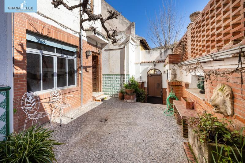 Foto 59d6f992-3e31-4a2e-b65a-ef2213142659. Casa adosada casa con encanto a reformar en plena cuesta del chapiz. patio, varias terrazas y mucho más en Granada