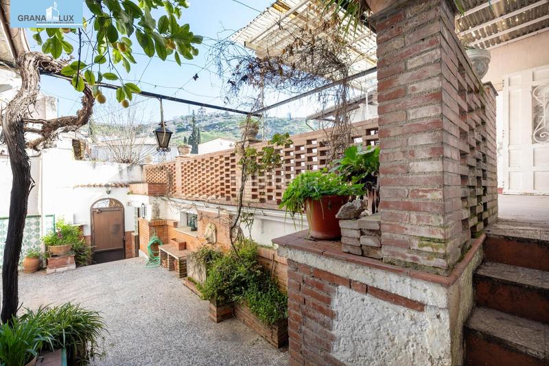 Foto b2bd35f4-d54c-4ac2-8c64-990220ec2852. Casa adosada casa con encanto a reformar en plena cuesta del chapiz. patio, varias terrazas y mucho más en Granada