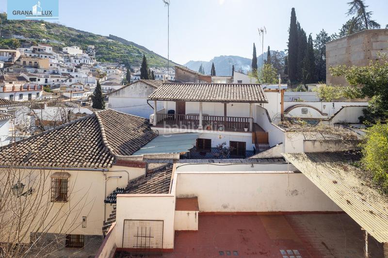 Foto ec1a360d-566e-4d3d-9cdd-027389b37d98. Casa adosada casa con encanto a reformar en plena cuesta del chapiz. patio, varias terrazas y mucho más en Granada