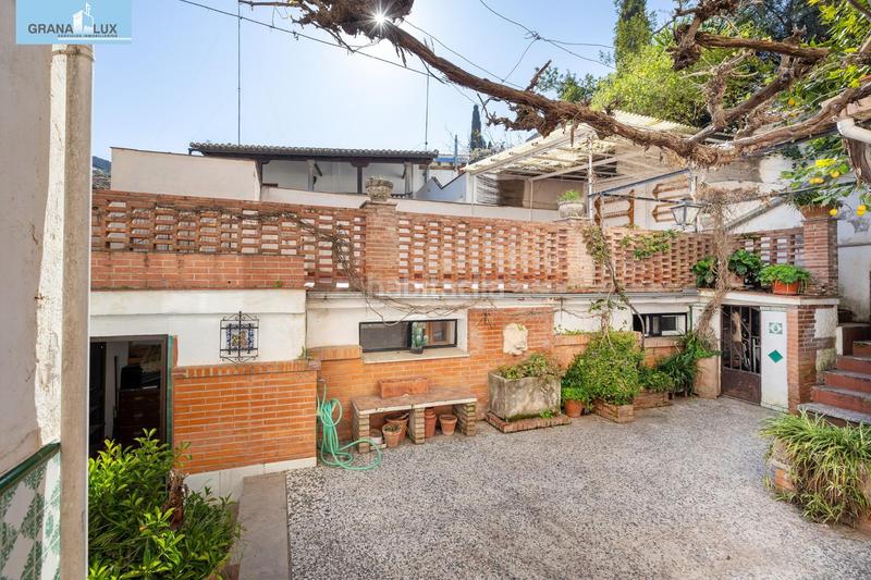 Foto fdfd4a4c-20c6-4e67-b938-e9918ff163f2. Casa adosada casa con encanto a reformar en plena cuesta del chapiz. patio, varias terrazas y mucho más en Granada