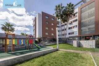 Pis  Avenida de la investigacion. Magnífico piso con altas calidades con piscina, plaza de garaje