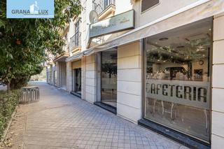 Local commercial à Calle rector lopez argueta 23. Cafetería junto facultades  totalmente instalada!