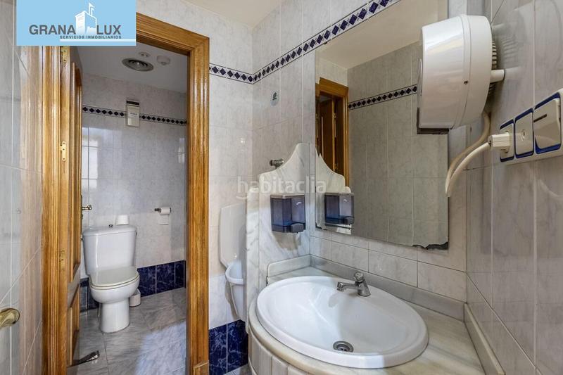 Foto b3b0a58b-feeb-4c2b-9269-d5494dbfaa89. Locale commerciale in calle rector lopez argueta 23 in Granada