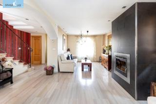 Maison jumelée à Huétor Vega. Sale a la venta una fantastica vivienda unifamiliar pareada