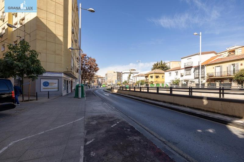 Foto 2512d403-fbec-45b5-8d11-1bbbce49a2d1. Local comercial en Barrio de Zaidín Granada