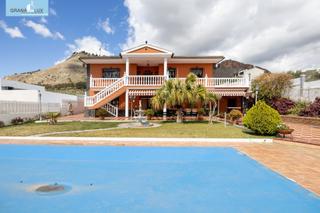 Casa  Calle media luna. Espectacular casa independiente en atarfe con piscina