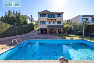 Xalet a Barrio de la Vega. Gran casa con piscina en colinas bermejas, monachil