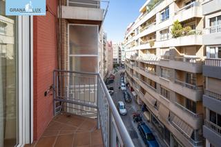 Pis  Calle tejeiro. Fantstico piso en pleno centro de granada, ideal para vivir o i