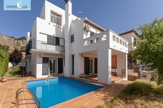 Casa  Calle almendro (ur.monte elvira. Gran casa en urbanización el torreón