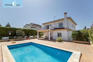 Casa a Peligros. Chalet independiente con piscina en la prestigiosa urbanización