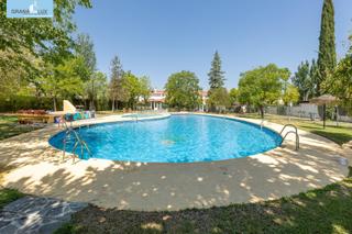 Casa  Calle de los rosales. Hogar tranquilidad en jardines del eden en ogijares