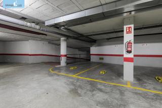 Aparcament cotxe a Paseo de la bomba 13. Espaciosa plaza de garaje en el corazón del paseo del salón