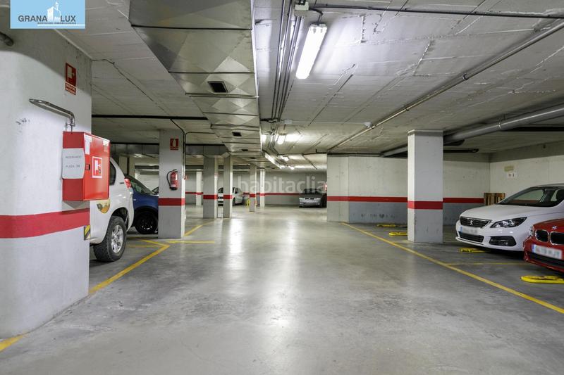 Foto 3bd34939-894b-4956-a9b9-439477efe574. Parking coche en paseo de la bomba 13 espaciosa plaza de garaje en el corazón del paseo del salón en Granada