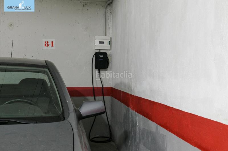 Foto 40c2cbf2-d57c-4746-9057-d67065c0522a. Parking coche en paseo paseo de la bomba espaciosa plaza de garaje con cargador eléctrico en el corazón del paseo del salón en Granada