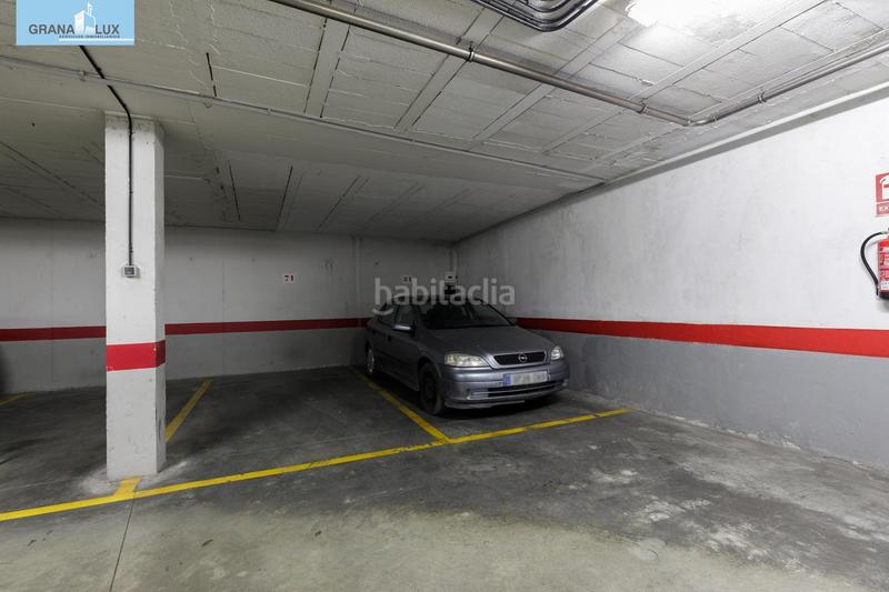 Foto 5ef47356-2e48-461f-9457-592732e667e1. Parking coche en paseo paseo de la bomba espaciosa plaza de garaje con cargador eléctrico en el corazón del paseo del salón en Granada