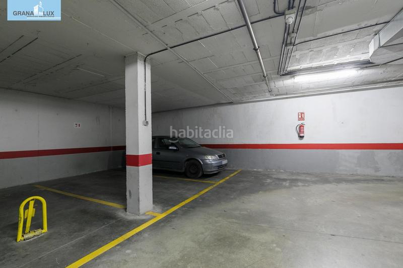 Foto c336039d-a2ca-42e1-8840-d876b86be5e8. Parking coche en paseo paseo de la bomba espaciosa plaza de garaje con cargador eléctrico en el corazón del paseo del salón en Granada