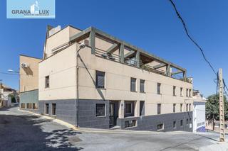 Pis a Barrio de la Vega. Piso de 2 dormitorios  plaza garaje  trastero en calle principal