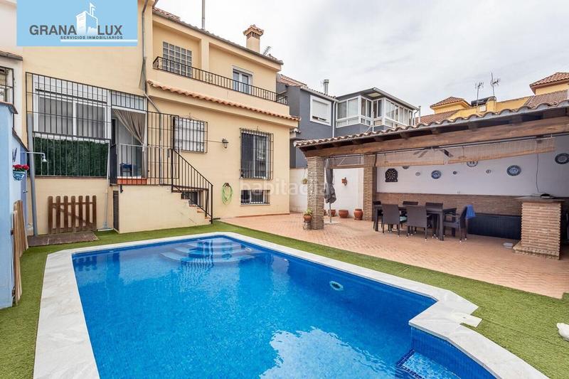 Foto 9f8948e2-64e9-4d3b-8e6c-e670daba6d8a. Casa  adosada con piscina en Santa Fe