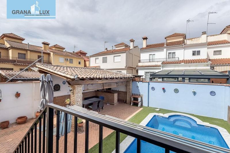 Foto c070c179-47da-4b4c-b460-c88d72693aef. Casa  adosada con piscina en Santa Fe