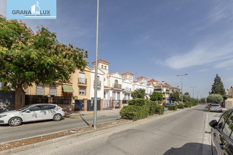 Foto c145b469-231e-4b22-a4e6-76223ec78886. Casa  adosada con piscina en Santa Fe