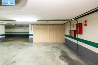 Autoparkplatz  Calle calle del pintor manuel maldonado, 1. En venta dos plazas de aparcamiento en el zaidin cochera cerrada