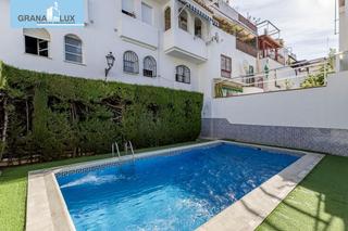 Maison jumelée  Camino del rio genil. Acogedora casa en cenes con piscina comunitaria