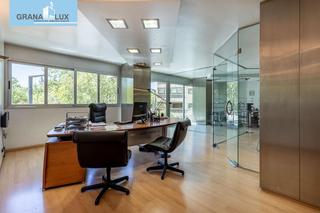 Local commercial  Plaza de carretas. Exclusivo inmueble en plaza de carretas, junto al emblemático pa